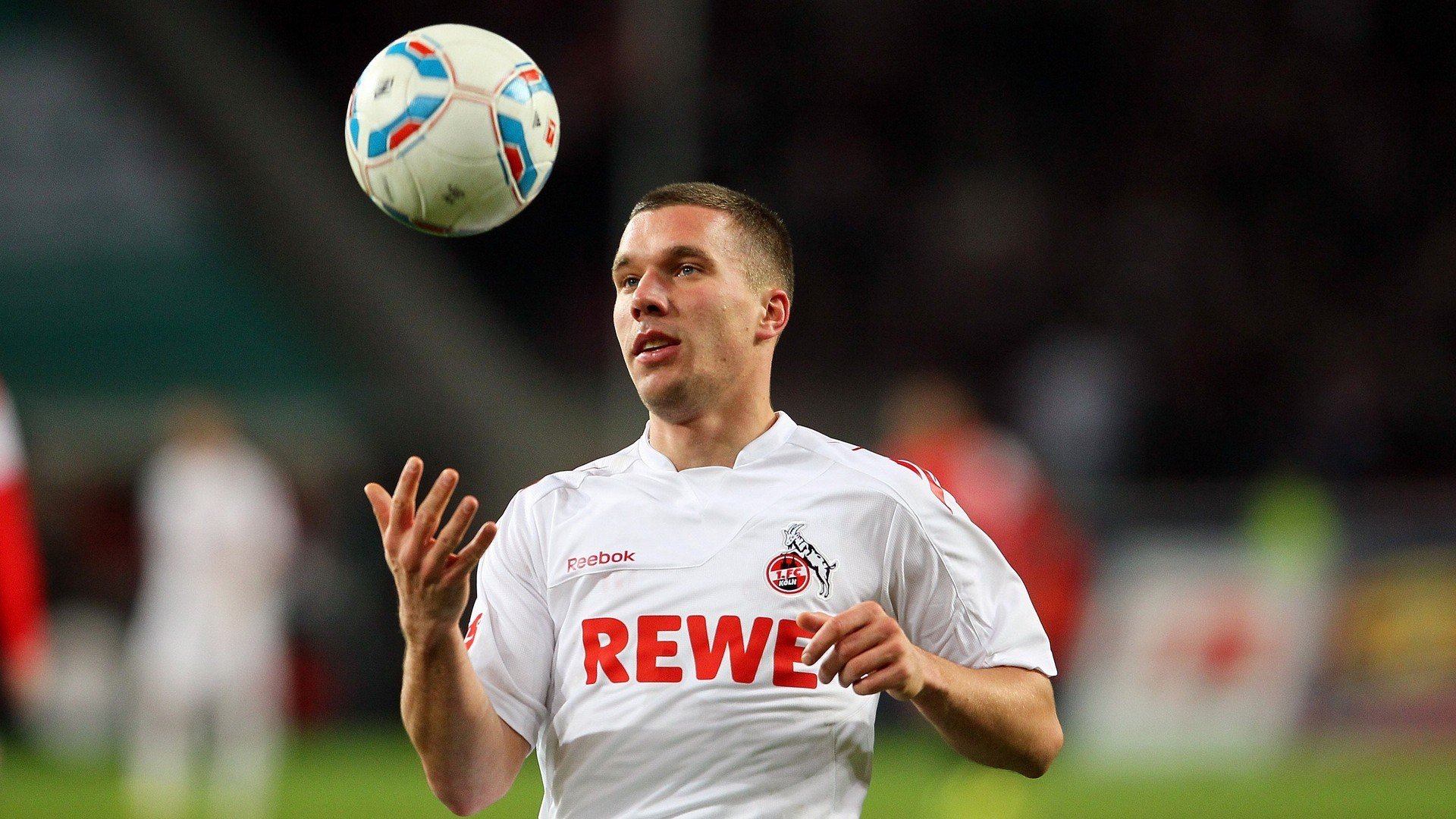 “青少年足球装备升级，专业化设备普及全国”，青少年足球比赛用鞋规定